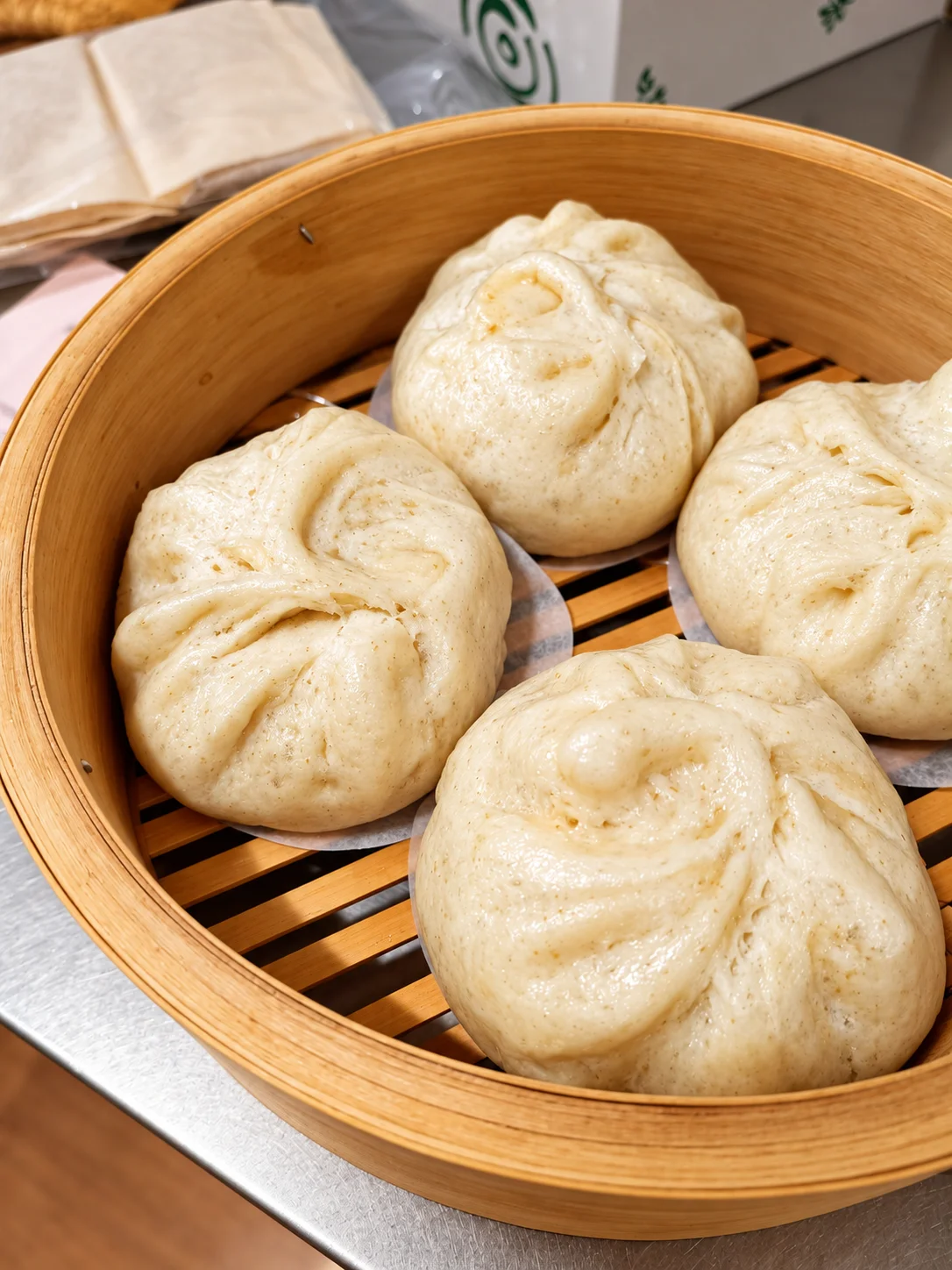 蒸篭に入った焼きたての豚まんのクローズアップ