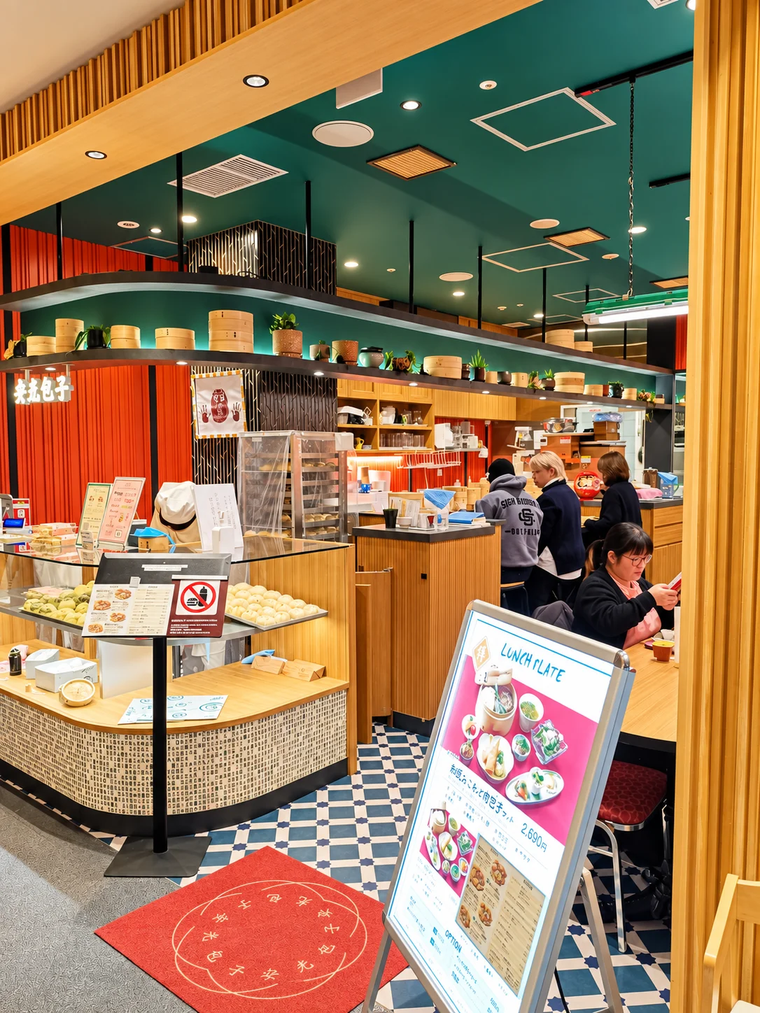 安光包子 店内カウンターとショーケースの様子