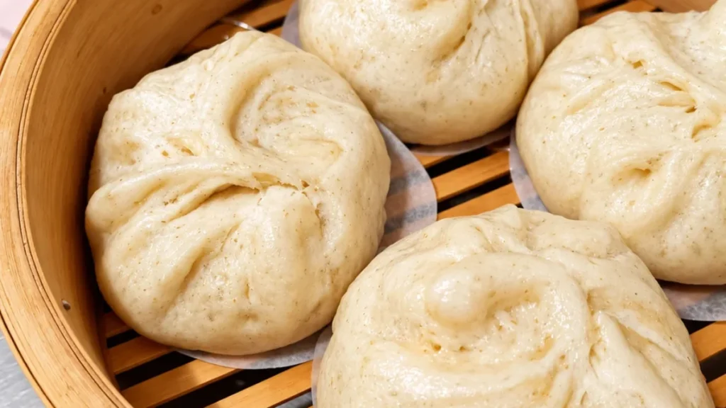 蒸篭に入った焼きたての豚まんのクローズアップ