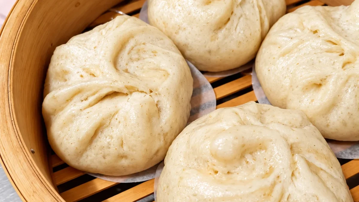 蒸篭に入った焼きたての豚まんのクローズアップ